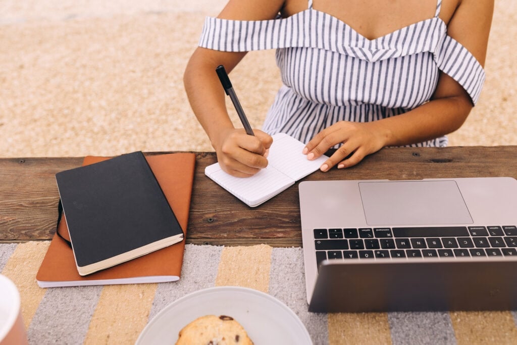person working outside at table on laptop. how to make 10 dollars a day